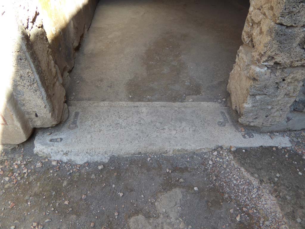 VI.16.7 Pompeii. September 2015. Cubiculum D, doorway threshold.
Foto Annette Haug, ERC Grant 681269 DÉCOR.