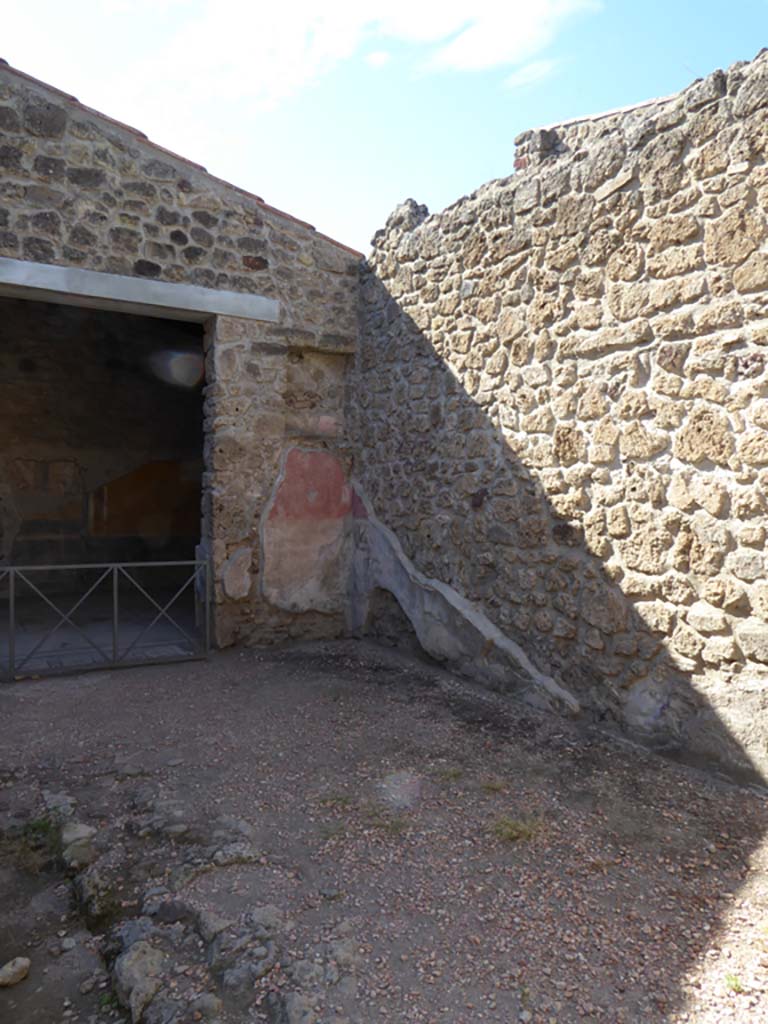 VI.16.7 Pompeii. September 2015.
Atrium B, doorway to tablinum E, on left, and north-west corner of atrium.
Foto Annette Haug, ERC Grant 681269 DÉCOR.