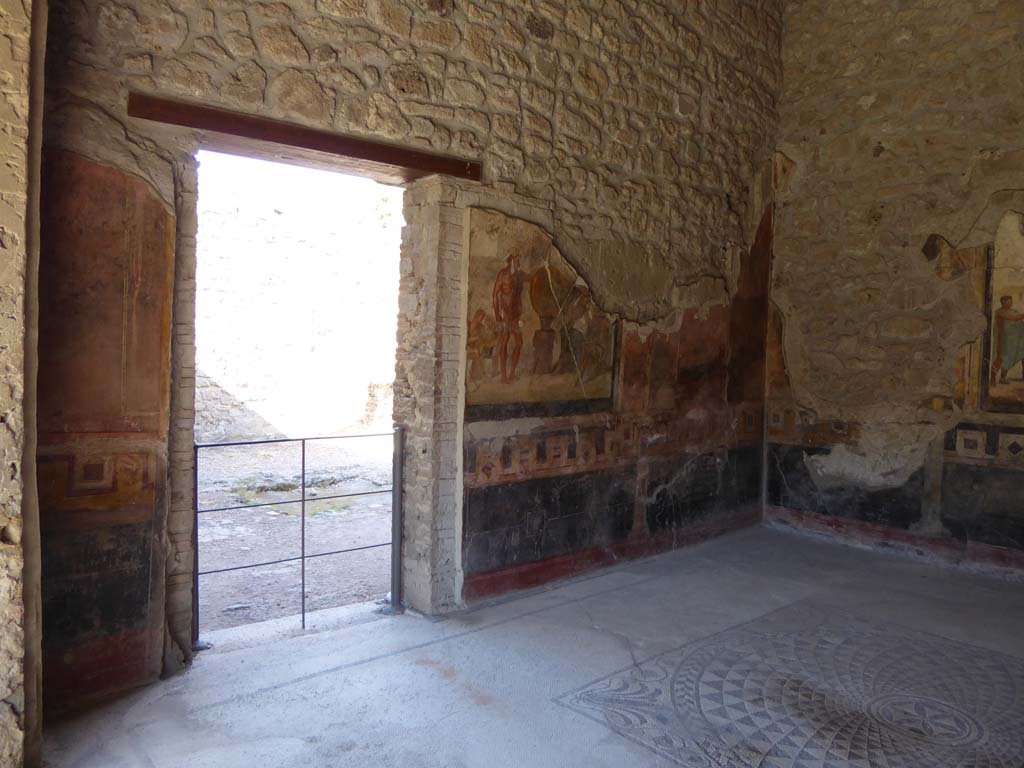VI.16.7 Pompeii. September 2015. Exedra G, looking towards north wall with doorway into atrium B, from east portico.
Foto Annette Haug, ERC Grant 681269 DÉCOR.