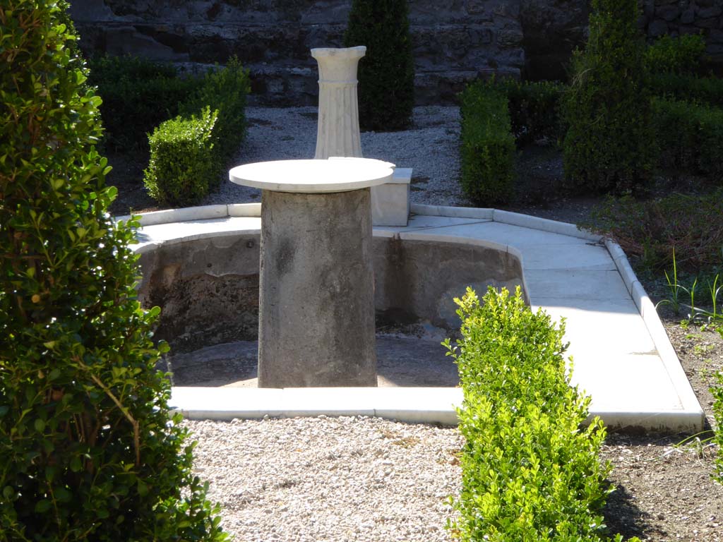 VI.16.7 Pompeii. September 2015. Room F, looking west to detail of pool in peristyle garden.
Foto Annette Haug, ERC Grant 681269 DÉCOR.