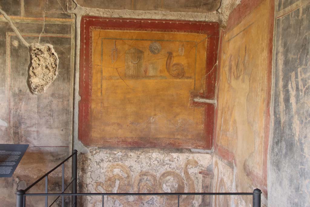 VI.16.7 Pompeii. September 2021.
Room F, looking east from south portico towards lararium in south-east corner of peristyle. Photo courtesy of Klaus Heese.