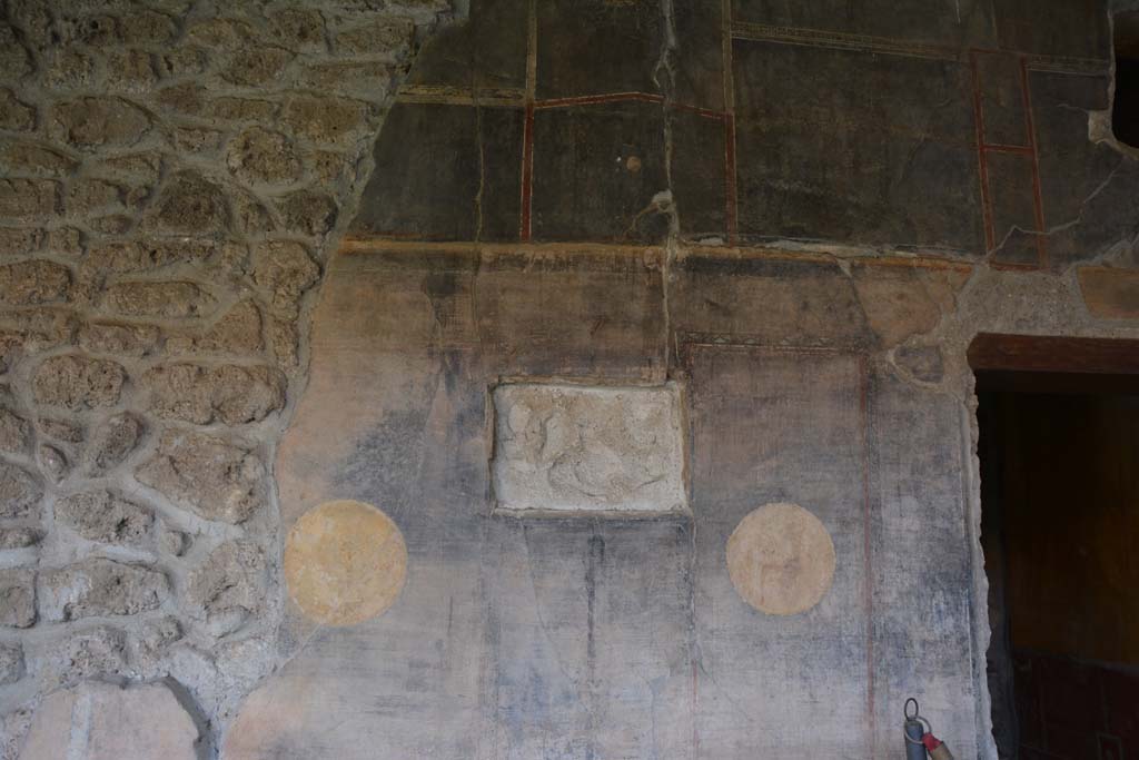 VI.16.7 Pompeii. March 2019. Detail from south wall of portico, with doorway to room N, on right.
Foto Annette Haug, ERC Grant 681269 DÉCOR.