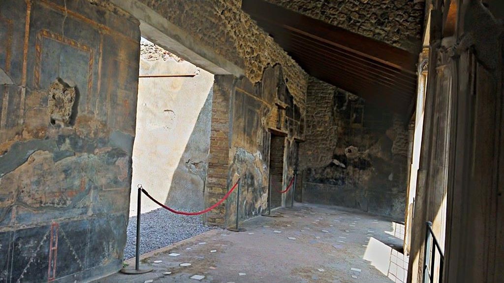 VI.16.7 Pompeii. 2015/2016.
Looking north along west portico towards doorway to large triclinium O, in the centre of the west side. Photo courtesy of Giuseppe Ciaramella.