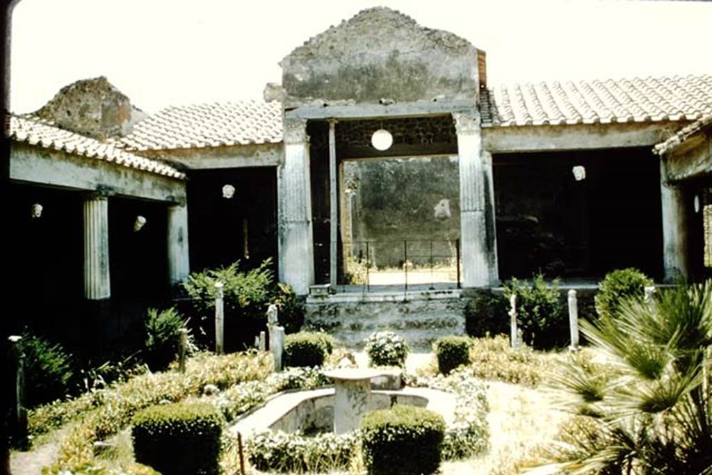 VI.16.7 Pompeii. 1957. Looking west across garden area towards large triclinium. Photo by Stanley A. Jashemski.
Source: The Wilhelmina and Stanley A. Jashemski archive in the University of Maryland Library, Special Collections (See collection page) and made available under the Creative Commons Attribution-Non Commercial License v.4. See Licence and use details.
J57f0136