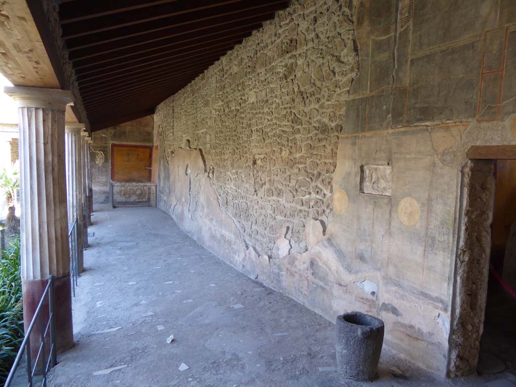 VI.16.7 Pompeii. September 2015. Looking east along south portico from doorway into room N, on right.
Foto Annette Haug, ERC Grant 681269 DÉCOR.