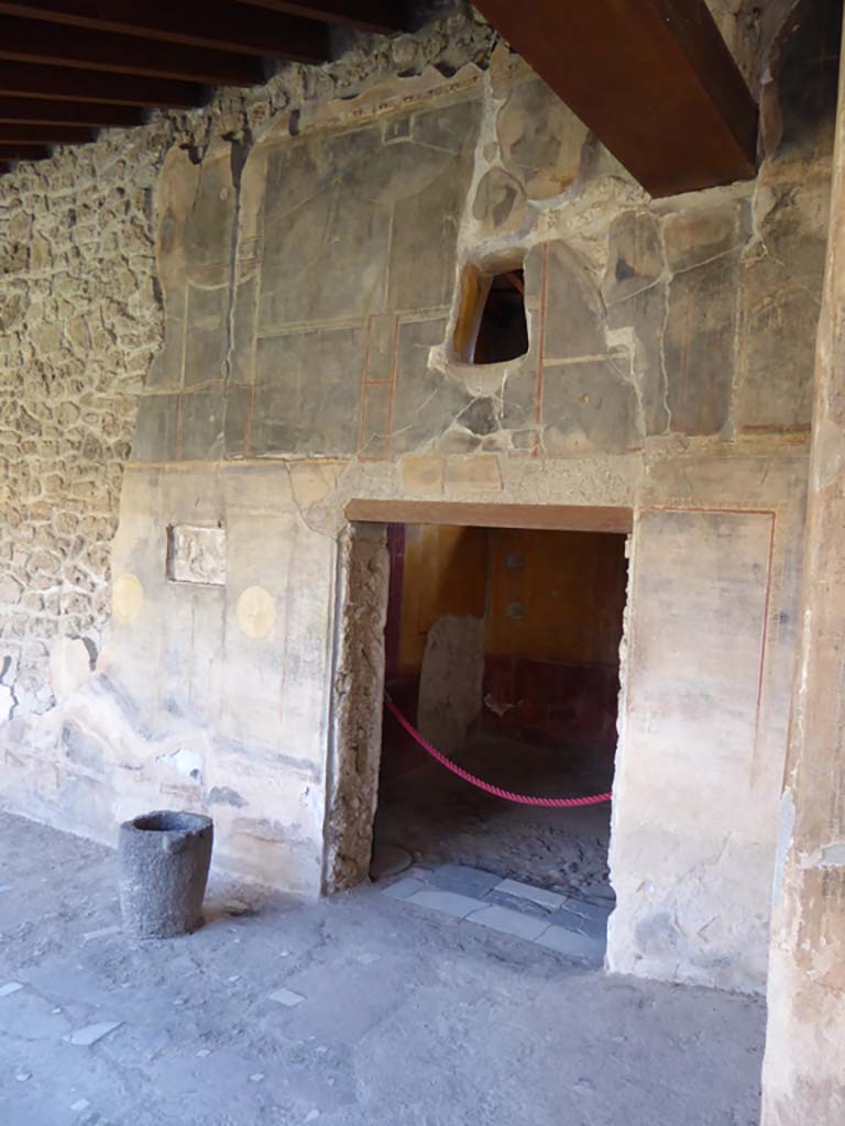 VI.16.7 Pompeii. September 2015. Doorway to room N in south wall of portico in South-west corner.
Foto Annette Haug, ERC Grant 681269 DÉCOR.