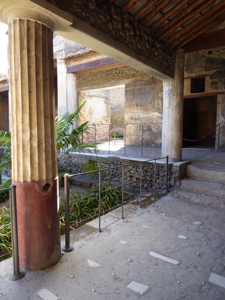 VI.16.7 Pompeii. September 2015.
Looking south-west from north portico towards doorway to room O, in centre, and room R, on right.
The portico floor has a framework of small geometric mosaic lines with pieces of marble inserted in rows.
Foto Annette Haug, ERC Grant 681269 DÉCOR.