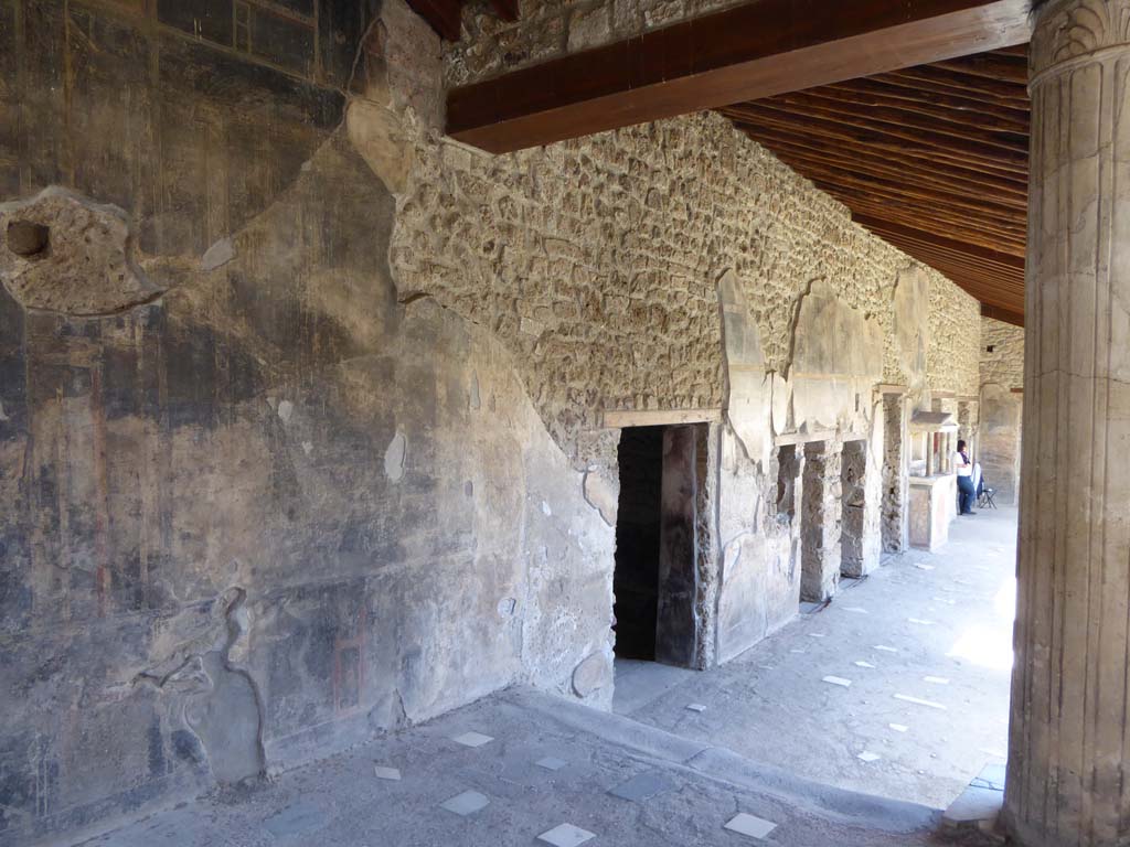 VI.16.7 Pompeii. September 2015. North portico from north-west corner, looking east.
Foto Annette Haug, ERC Grant 681269 DÉCOR.