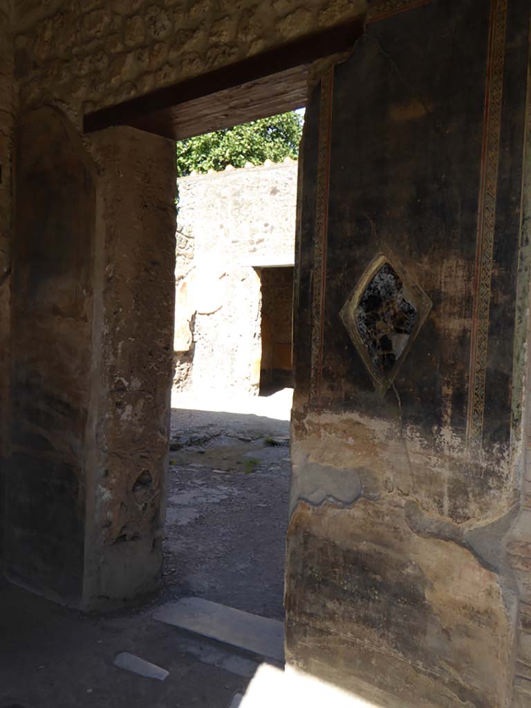 VI.16.7 Pompeii. September 2015. Doorway from north-east portico into atrium B, looking east.
An obsidian mirror is embedded in the plaster at the side of the doorway.
Foto Annette Haug, ERC Grant 681269 DÉCOR.