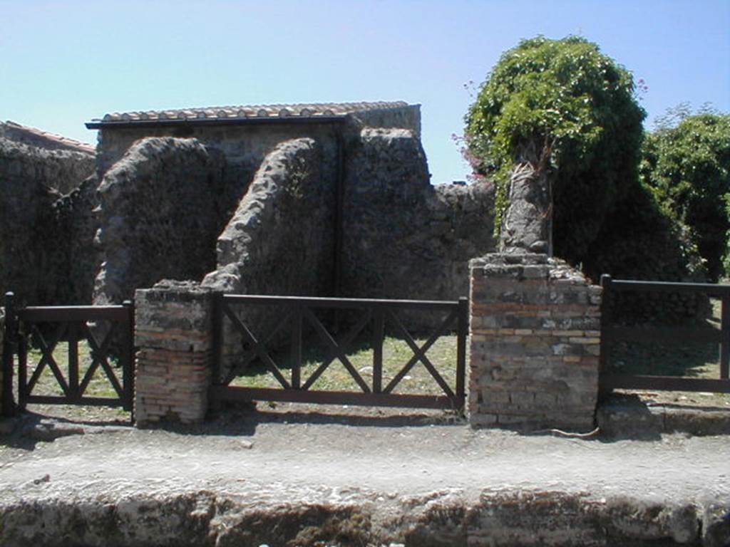 VI.16.9 Pompeii. May 2005. Looking west towards wide entrance doorway to workshop.
In the south wall of the workshop was a doorway with step, leading into the room with a staircase, at VI.16.8.