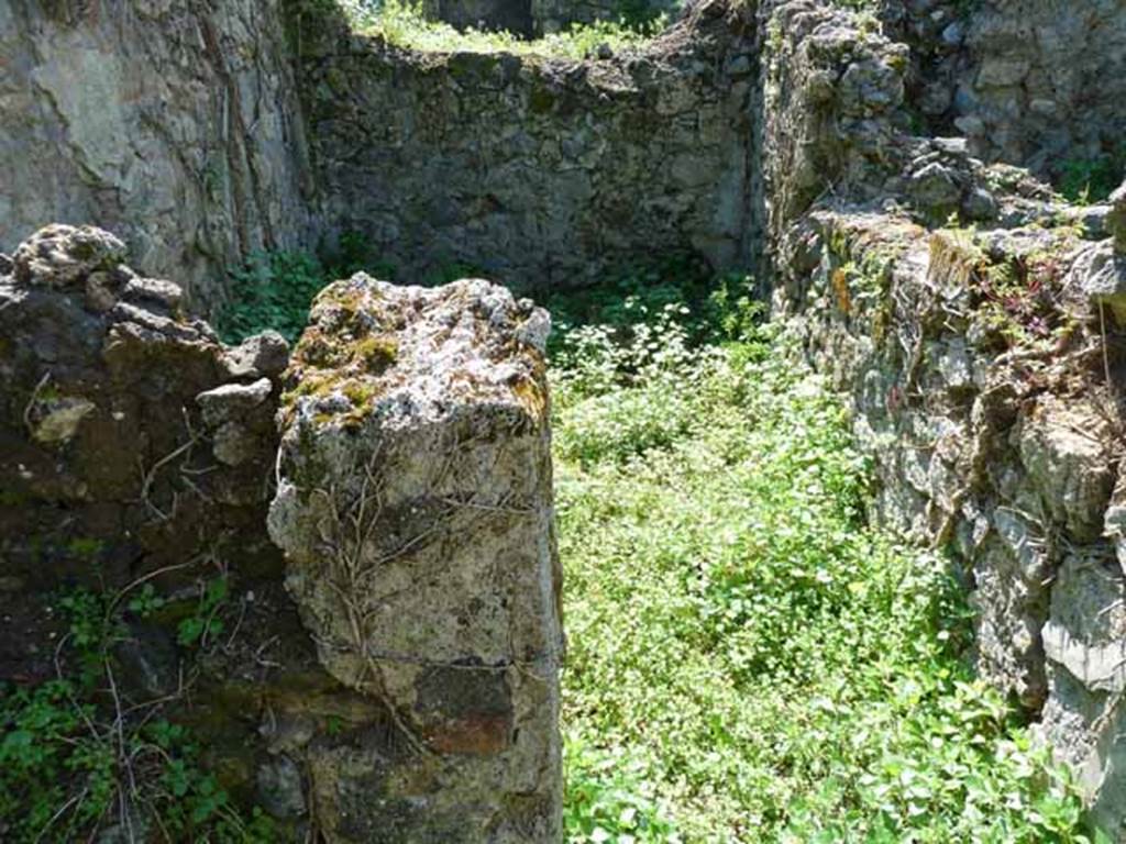 VI.16.11 Pompeii. May 2010. Doorway to cubiculum at end of corridor. According to NdS, to the right of the hearth was a doorway with threshold of lava, and at some time had wooden doorjambs. Its walls on a white background, were divided in great panels with the same usual candelabra and coloured fillets, and showed in the middle a bearded male bluish mask, or a sphinx, or else a flying swan. The frieze showed the usual arabesques and fillets and small panels that had in the centre a griffin, or a flying bird. The floor was of cocciopesto.
The north wall was pierced by a window with windowsill of marble.