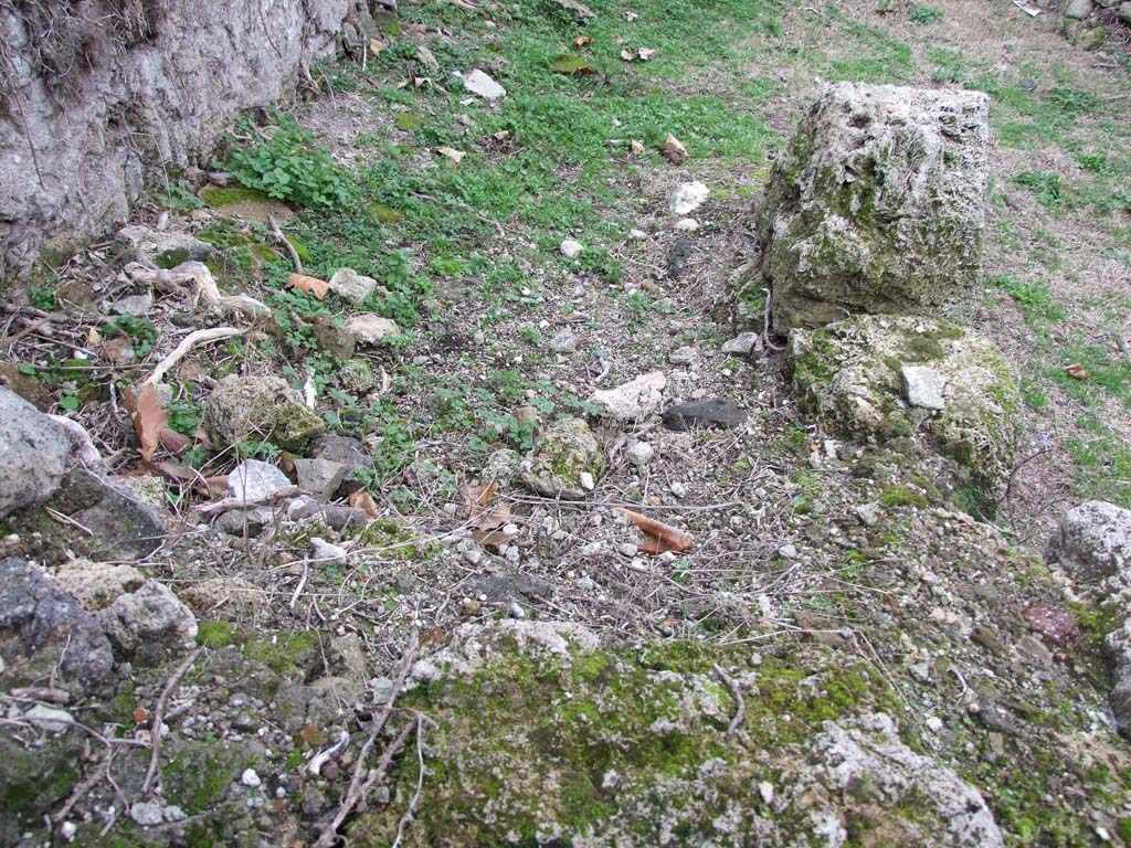 VI.16.12 Pompeii. December 2007. Remains of a two-sided masonry counter.
The top of the counter was covered with fragments of coloured marble and the sides were faced with plaster.
In the side of the counter was found the left half of a white marble rectangular relief, with representation of masks.
On the left was the mask of a Silenus crowned with ivy, also a rock and a plate. To the right was a burning cylindrical altar.
See Eschebach, L., 1993. Gebäudeverzeichnis und Stadtplan der antiken Stadt Pompeji. Köln: Böhlau. (p.227)
See Notizie degli Scavi di Antichità, 1908, (p.61)