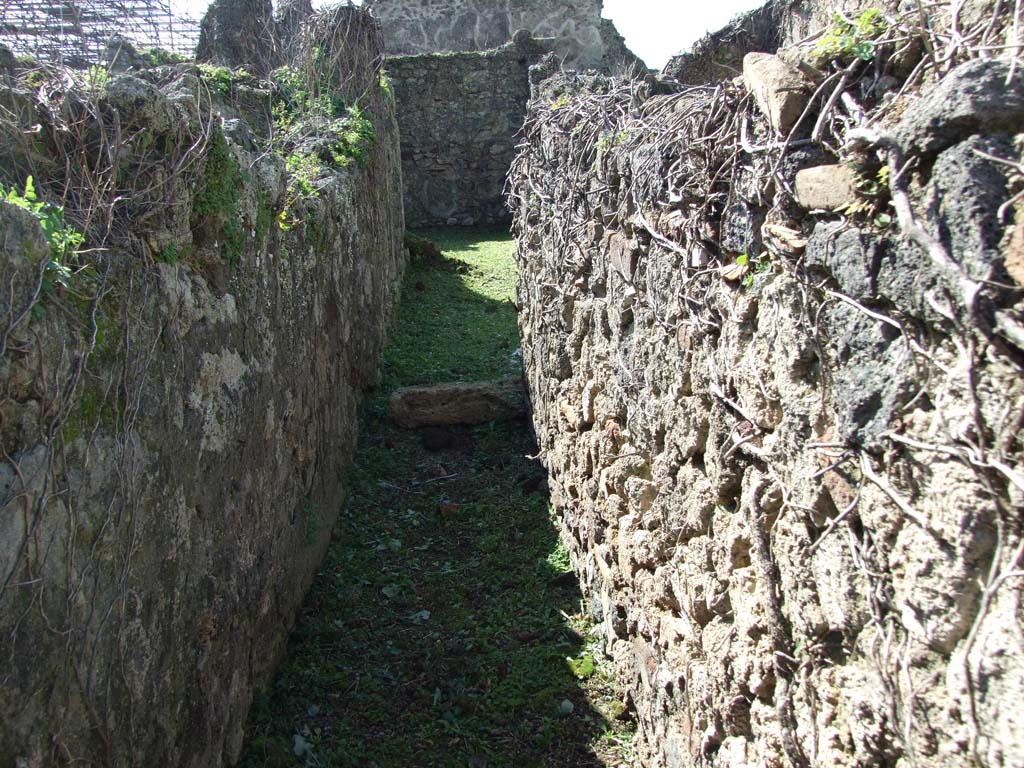 VI.16.12 Pompeii. March 2009. Corridor leading west to two rear rooms.