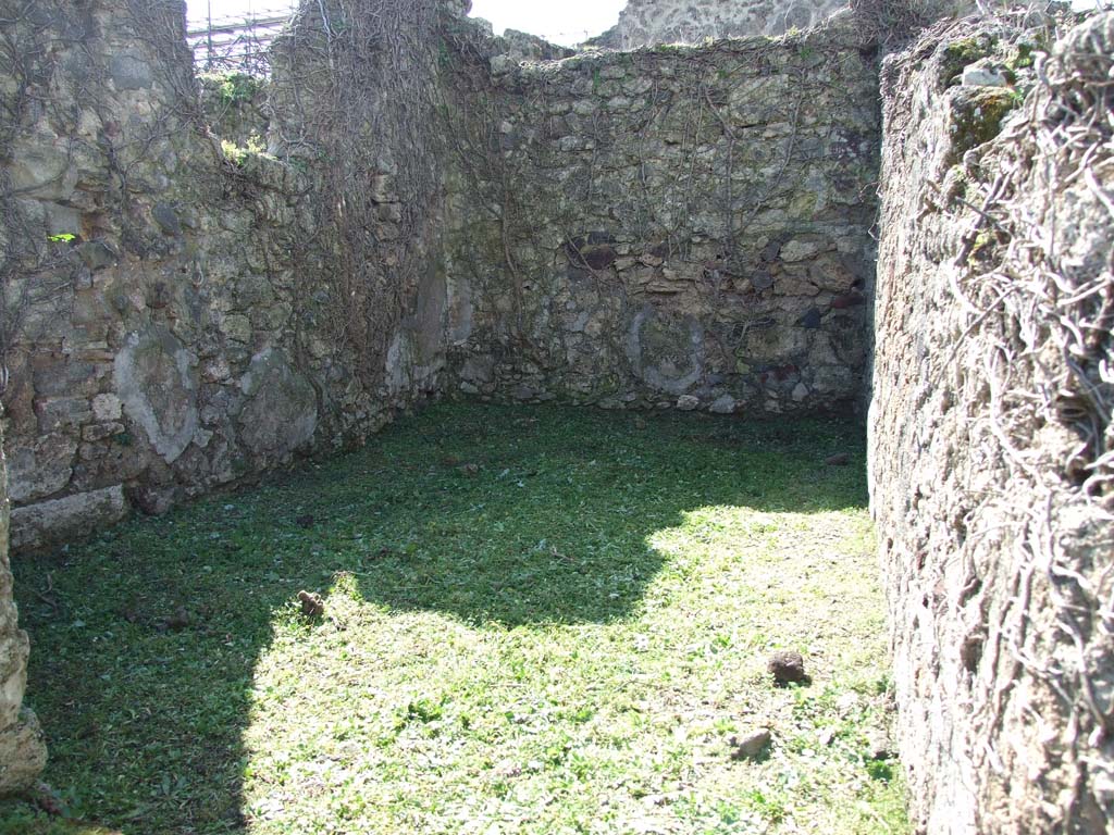 VI.16.12 Pompeii. March 2009. Looking west across second rear room.
According to NdS, a narrow doorway found with only one wooden doorjamb on the left, led into the second rear room.
The tops of the walls were finished with rough white plaster, the lower part had a high dado of brick plaster (intonaco laterizio).
