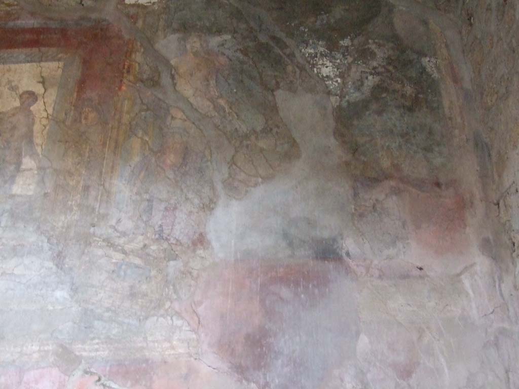 VI.16.15 Pompeii. December 2006.
North end of upper west wall of atrium B above room E. Detail of wall painting of the statue of Nike.