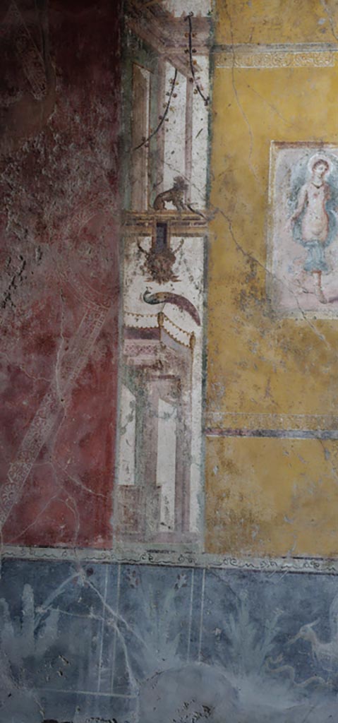 VI.16.15 Pompeii. December 2023.
South end of central painting of west wall of room F.
Architectural wall painting with panther, mask and peacock.
Photo courtesy of Miriam Colomer.