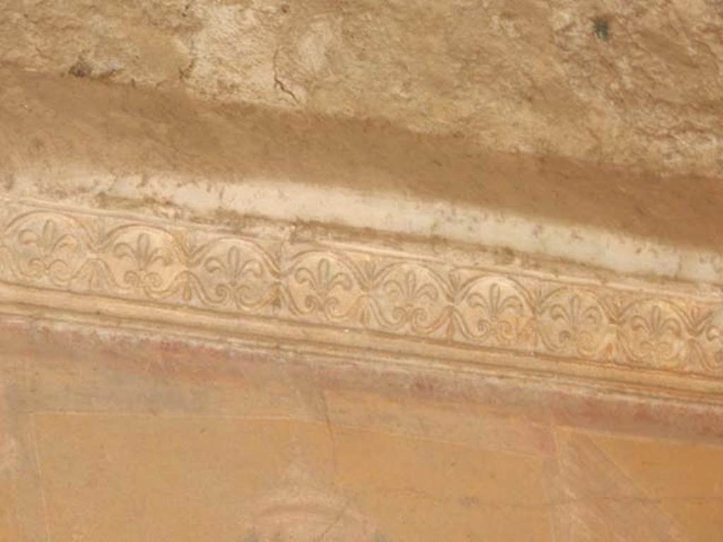 VI.16.15 Pompeii. May 2015. Room F, detail of stucco from upper east wall. Photo courtesy of Buzz Ferebee.