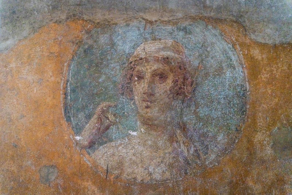 VI.16.15 Pompeii. January 2024. Room G, detail of medallion from south end of east wall. Photo courtesy of Johannes Eber.