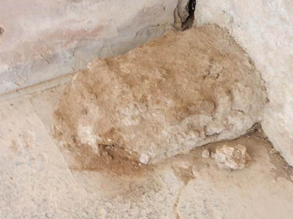 VI.16.15 Pompeii. May 2015. Room G, remains of structure in south-east corner.
Photo courtesy of Buzz Ferebee.