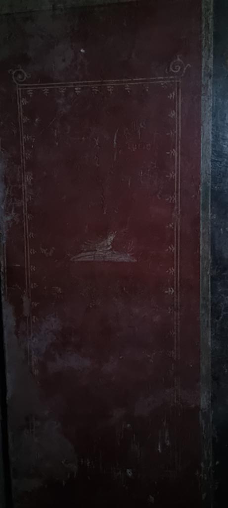 VI.16.15 Pompeii. December 2023.
Room H, painting of bird from panel at south end of west wall.
Photo courtesy of Miriam Colomer.