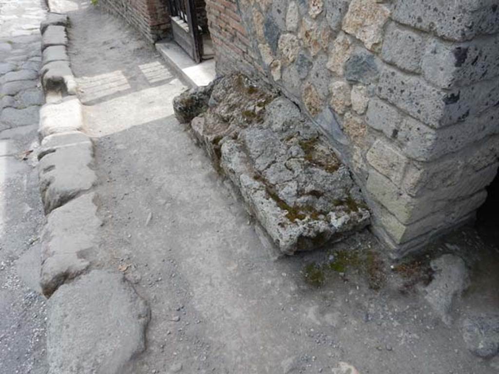 VI.16.15 Pompeii. May 2015. Entrance doorway with bench. Photo courtesy of Buzz Ferebee.
