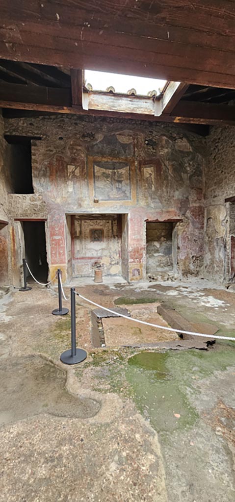 VI.16.15 Pompeii. December 2023.
Looking west across atrium flooring towards impluvium.
Photo courtesy of Miriam Colomer.