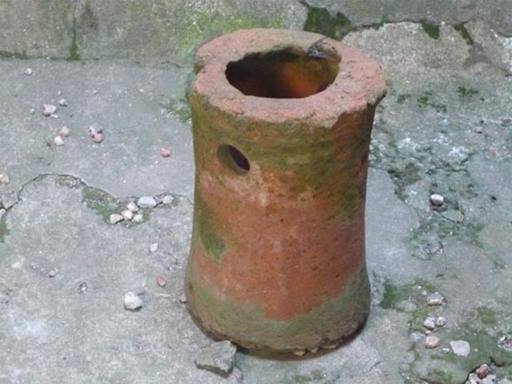 VI.16.15 Pompeii. May 2012. Terracotta puteal in centre of impluvium in atrium B.
Photo courtesy of Buzz Ferebee.