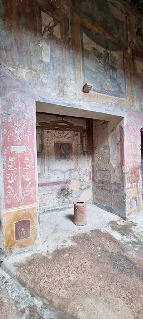 VI.16.15 Pompeii. December 2023.
West side of atrium B. Photo courtesy of Miriam Colomer.