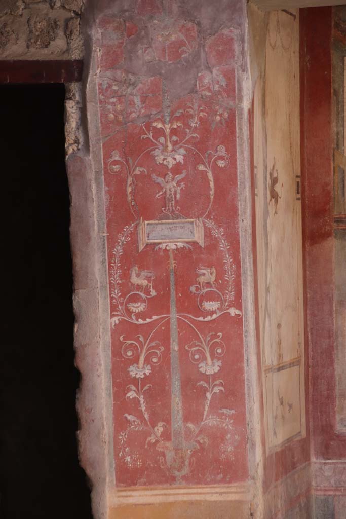 VI.16.15 Pompeii. September 2021.
Painted pilaster on west side of atrium with doorway to room C, on left. Photo courtesy of Klaus Heese.