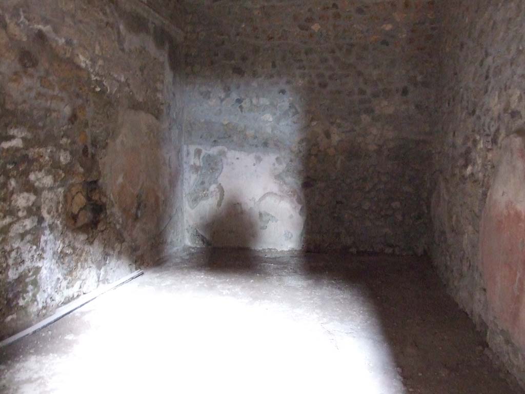 VI.16.15 Pompeii. December 2006. Room I on north side of atrium.
According to NdS, this room had a lava threshold, floor of cocciopesto, and walls faced with rough white plaster.
The lower dado was partly masonry and partly painted red.
See Notizie degli Scavi di Antichità, 1908, (p.83).
