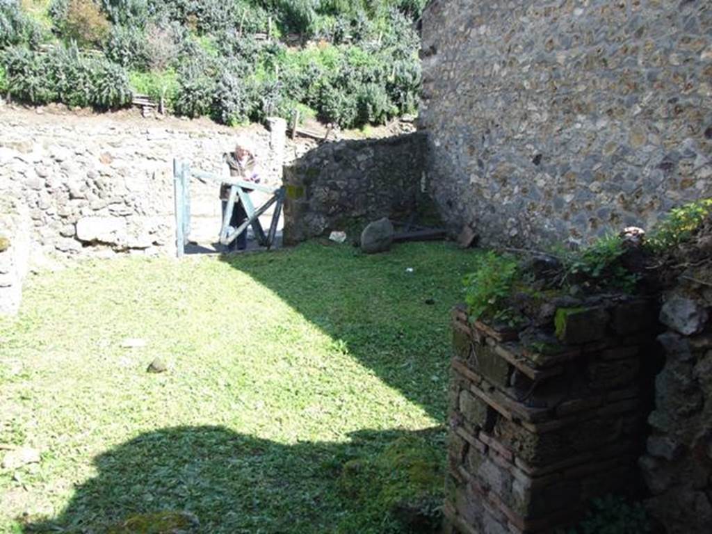 VI.16.18 Pompeii. March 2009. Looking east towards entrance, from doorway of rear room. On the left of the entrance, (but on the right side of this photo) according to Eschebach was a hearth and latrine. See Eschebach, L., 1993. Gebäudeverzeichnis und Stadtplan der antiken Stadt Pompeji. Köln: Böhlau. (p.228). In NdS it said that a big hearth was in the north-east corner of the atrium room. The latrine was in the south-east corner. See Notizie degli Scavi di Antichità, 1908, (p.180).