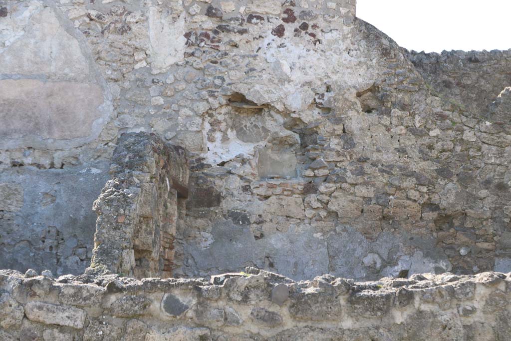VI.16.18 Pompeii. December 2018.
Looking towards west wall of rear room in north-west corner, from front facade. Photo courtesy of Aude Durand.