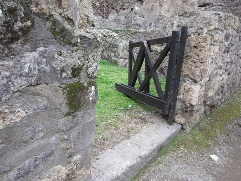 VI.16.18 Pompeii. December 2007. Entrance and sill. According to NdS, this doorway has a threshold of lava, and would have had wooden doorjambs. See Notizie degli Scavi di Antichità, 1908, (p.180).