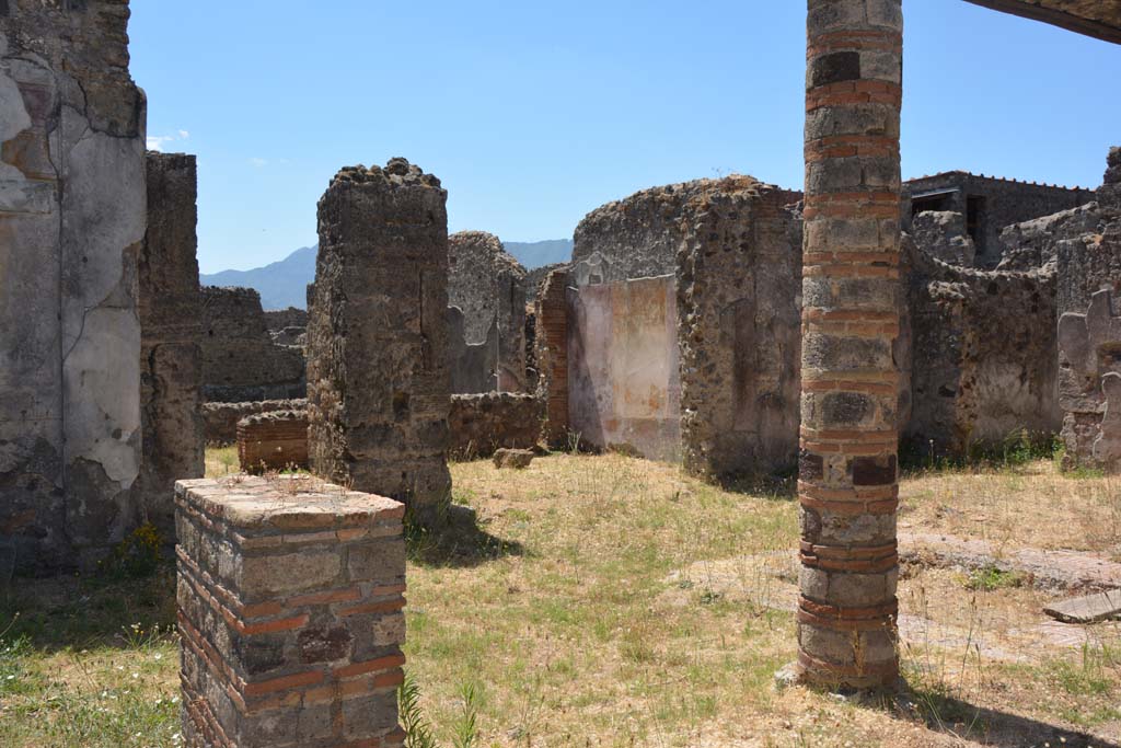 VI.16.19 Pompeii. July 2017. Looking south-west across atrium, from entrance doorway.
Foto Annette Haug, ERC Grant 681269 DÉCOR.