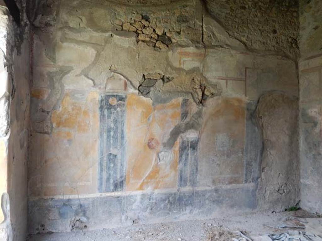 VI.16.19 Pompeii. May 2015. Looking west through doorway in west wall of room H, into room G, triclinium of VI.16.26/27. West wall. Photo courtesy of Buzz Ferebee.