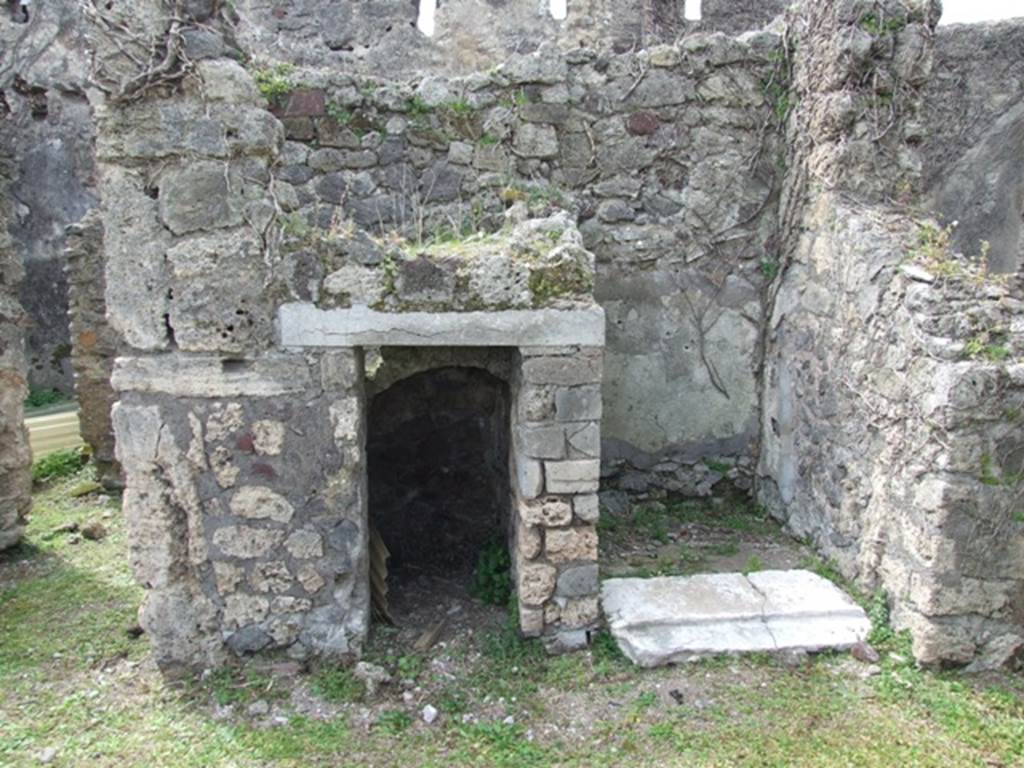 VI.16.27 Pompeii. March 2009. Looking west in north-west corner of peristyle M, towards dog house?, next to small room with marble sill. According to NdS, found on the small area of wall to the left of the “dog house”, was a red graffito traced with a red stone, of which could be read – CRISPE VA See Notizie degli Scavi di Antichità, 1908, (p.191)