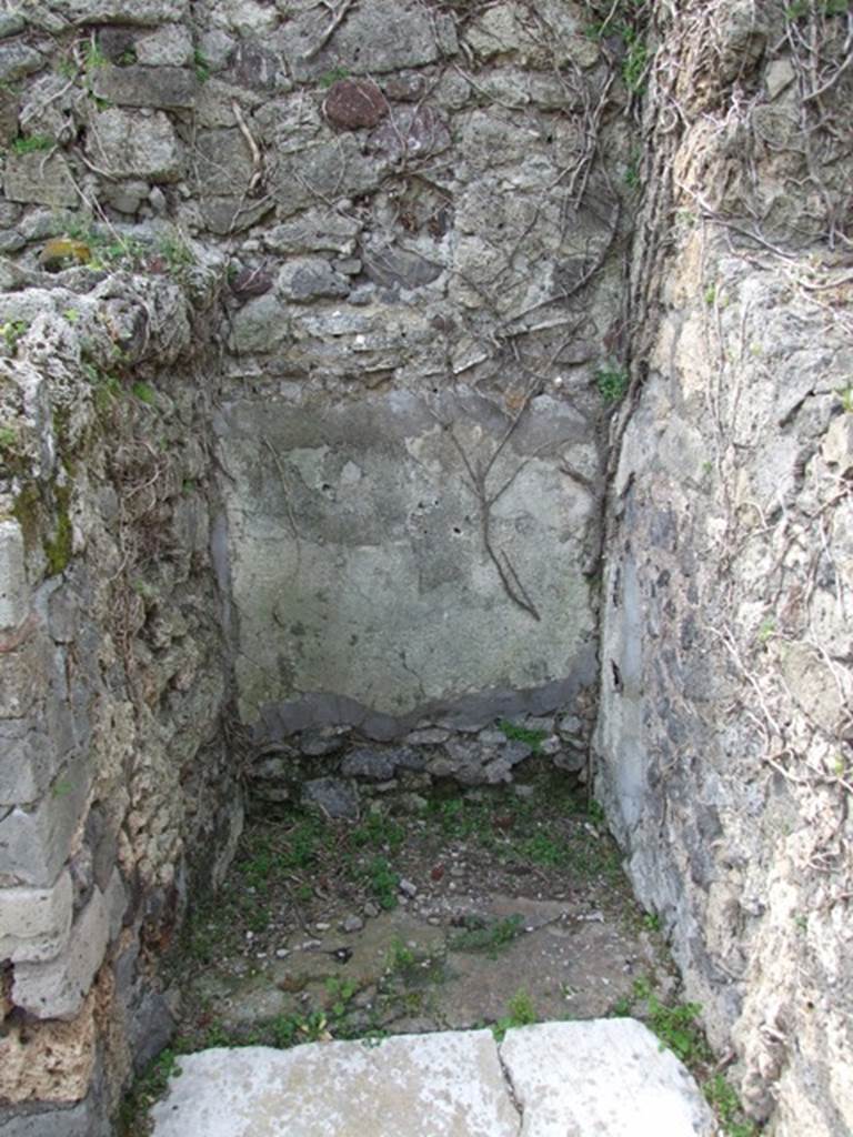 VI.16.27 Pompeii. March 2009. Small room or cupboard with marble sill. According to NdS, this small room was the largest of the two. It had a travertine threshold and walls coated with white plaster. See Notizie degli Scavi, 1908, (p.191)