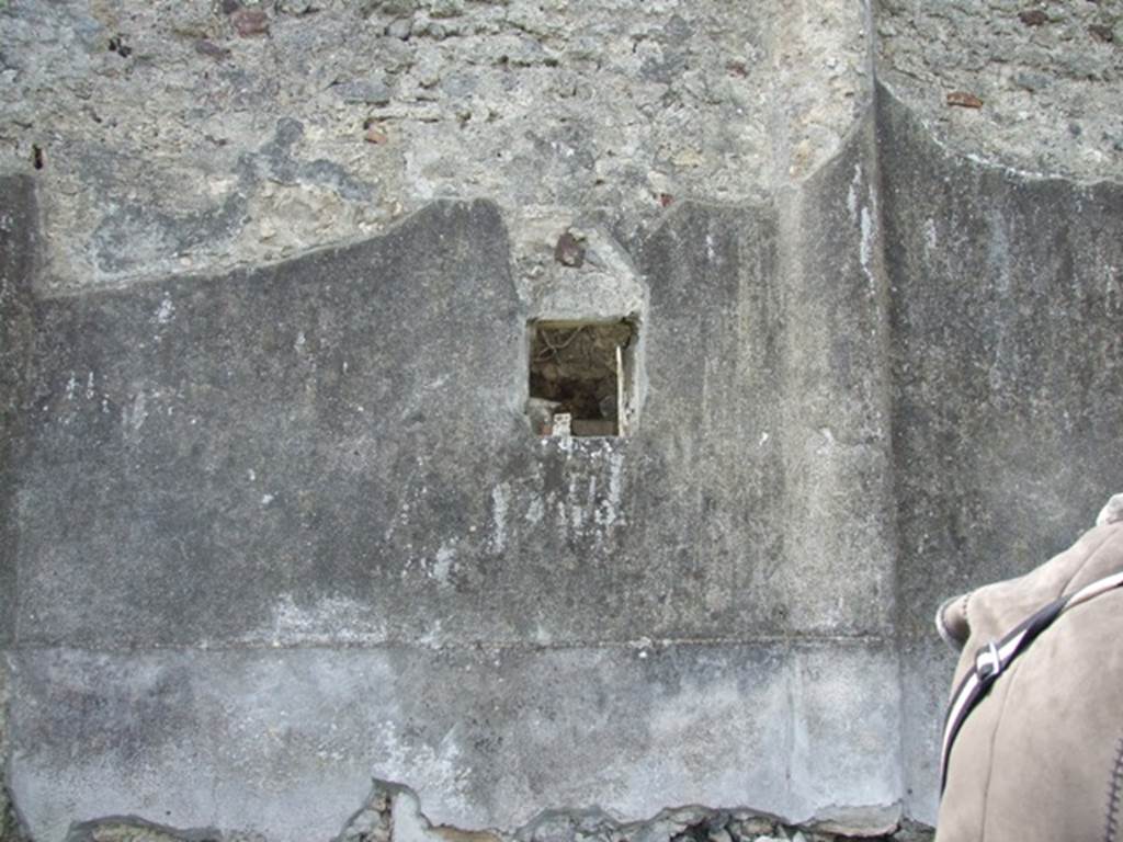 VI.16.27 Pompeii. March 2009. West wall of Peristyle garden, with small window from Corridor.