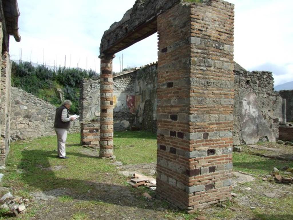 VI.16.27 Pompeii. March 2009. Room B, atrium of VI.16.26, looking south-east. The pilaster was made of rows of bricks and tufa cut into the manner of bricks, the remains of the column to the west was all brick (seen on right of photo), while the other was made of brick and limestone.