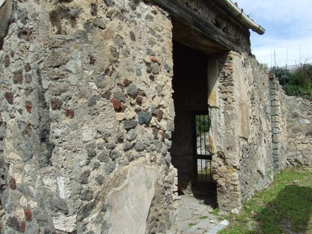 VI.16.27 Pompeii. March 2009. Doorway to room G, triclinium, in north wall of atrium.
According to NdS, the doorjambs would have been wooden, and the threshold was preserved, made from various pieces of marble, lined up.
On the dividing pilaster between the staircase and the doorway to room G, a graffito was seen. It was written in charcoal, and according to Della Corte, read: DIINARIS V
See Notizie degli Scavi di Antichità, 1908, (p.187)