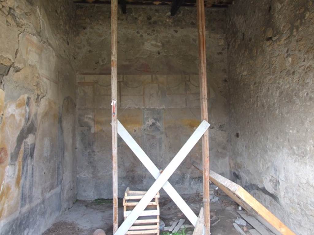 VI.16.27 Pompeii. March 2009. Room G, looking north into triclinium. The room was quite large and had a concrete floor, and well-preserved painted walls except for the east wall.
A small amount of decoration remained only on the lowest part of the east wall.