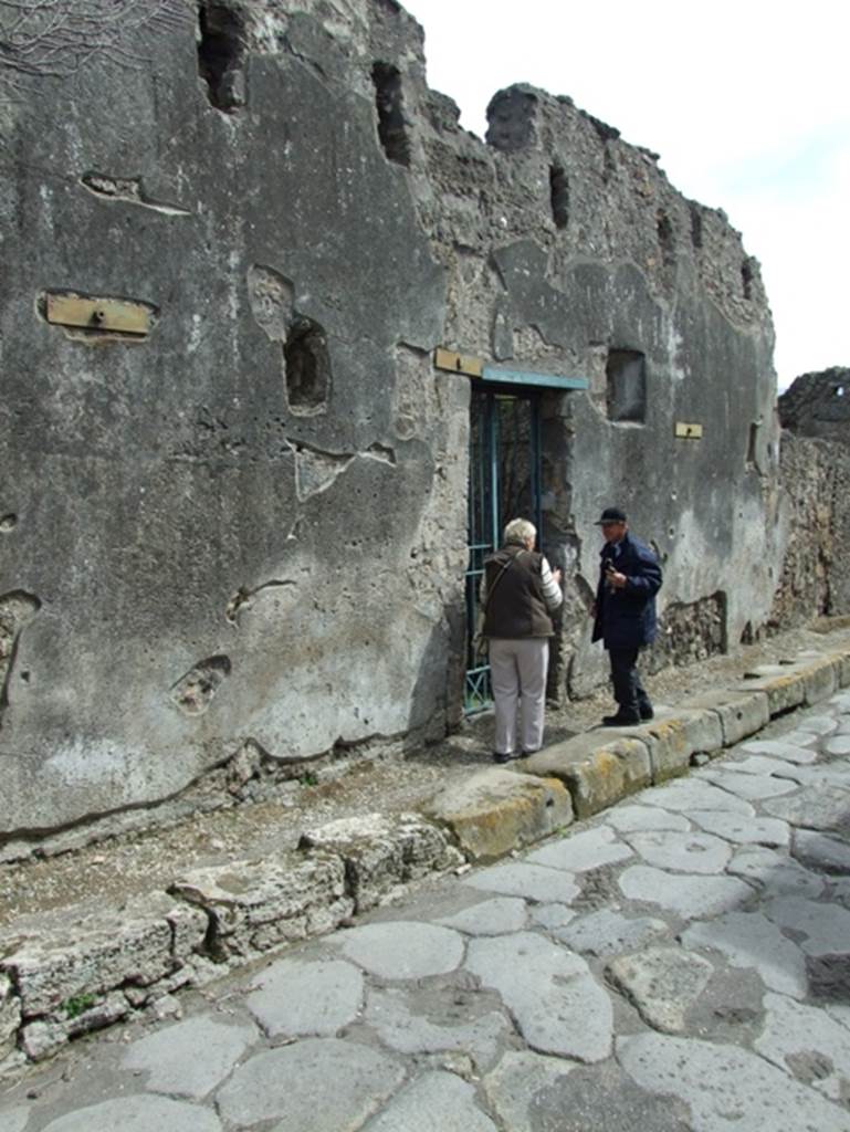 VI.16.27 Pompeii. March 2009. Entrance on Vico dei Vettii.