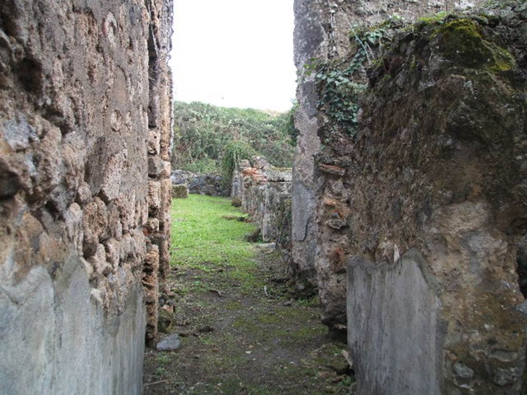 VI.16.27 Pompeii. December 2004. Looking east along corridor leading to peristyle M.