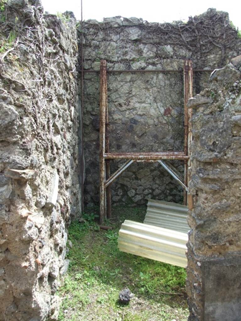 VI.16.27 Pompeii. March 2009. Looking south into doorway to room X, a cubiculum on south side of fauces. According to NdS, the walls of this rustic room were coated with white plaster, and the floor was of coarse cocciopesto.