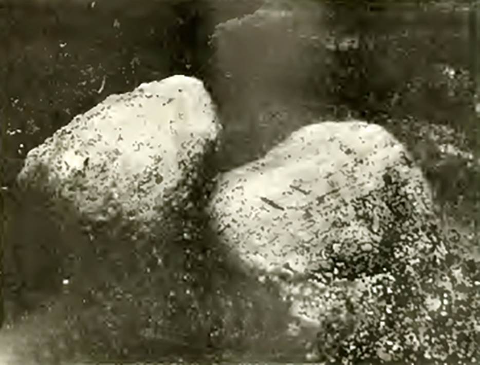 VI.16.29 Pompeii. 1908. Room O. Found here and left in their place were two large loads of slaked lime.
These showed the imprints of the matting in which they were contained.
See Notizie degli Scavi di Antichità, 1908, (p.284, and fig 9 on p.285).