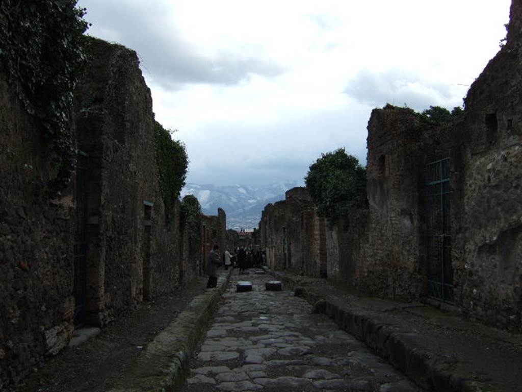 VI.16.29 Pompeii. December 2007. Vicolo dei Vettii looking south. VI.15 on right.
