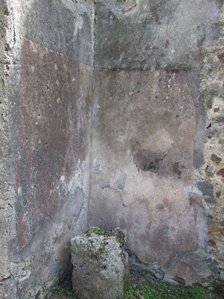 VI.16.32 Pompeii. March 2009. Room B, altar in south-east corner of atrium.
