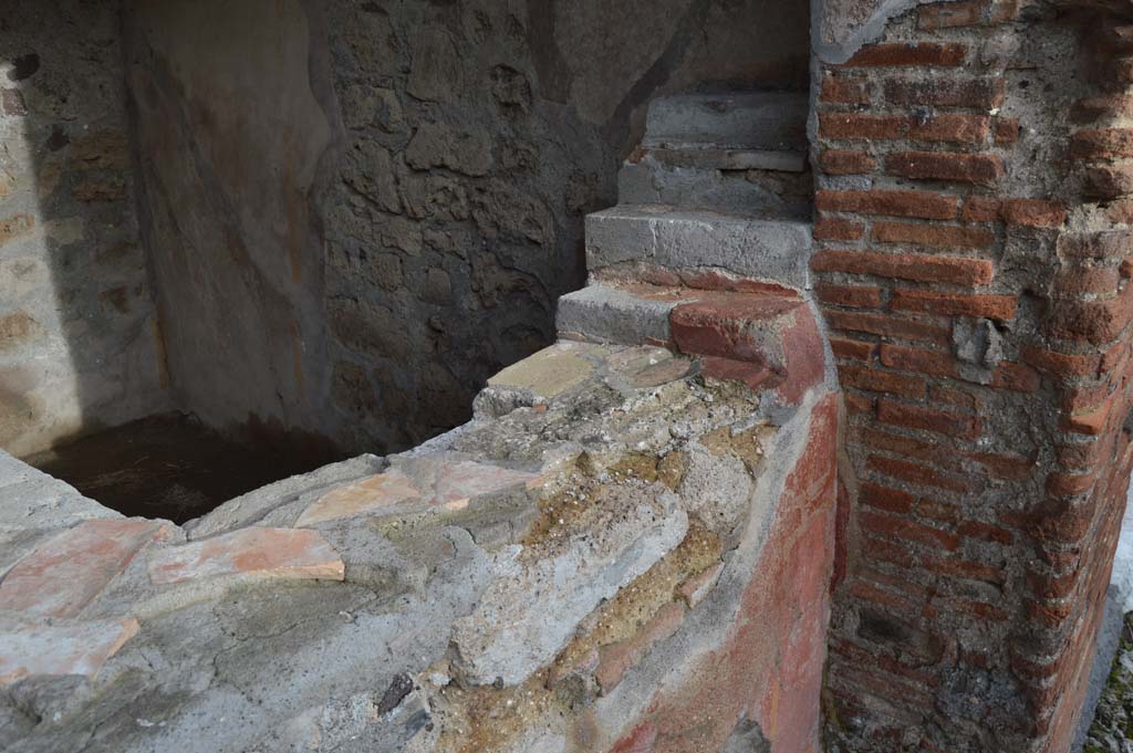 VI.16.33 Pompeii. March 2018. South end of two-sided counter with display shelving.
Foto Taylor Lauritsen, ERC Grant 681269 D�COR.


