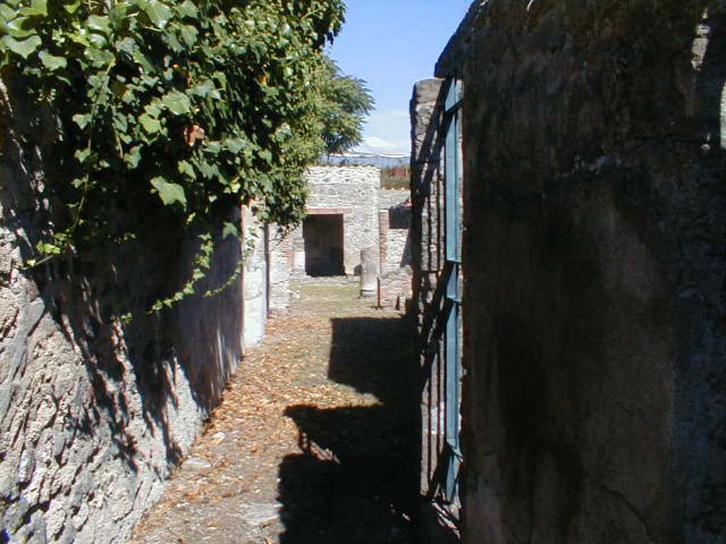 VI.16.36 Pompeii. September 2004. Looking east across the rustic fauces A, from entrance doorway.
Found on 2nd May 1904 in this corridor was an amphora with an epigraph written in black:
TT
CCCC 
See Notizie degli Scavi di Antichità, 1908, (p.363)
