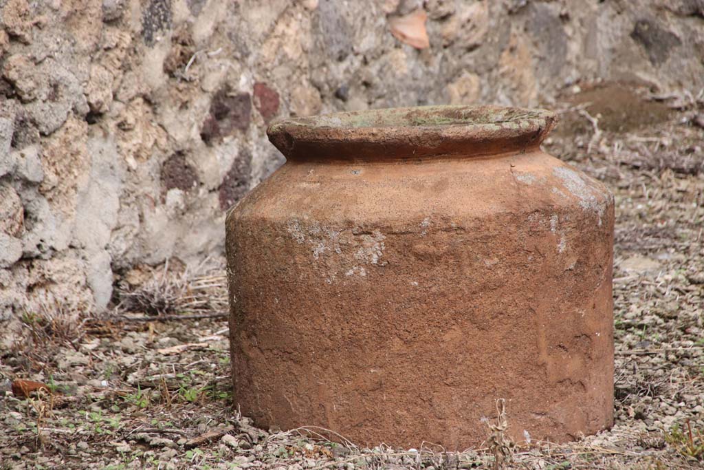 VI.16.40 Pompeii. October 2020. Terracotta pot in room C. Photo courtesy of Klaus Heese.